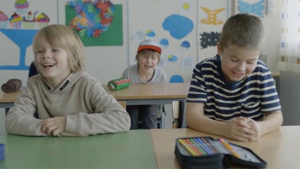 Sander (Leon Rørtveit Sølland, li.) sitzt als neuer Schüler in der Klasse neben Marlon (Martin Evensen, re.) und Hugo (Petter Mortensen) allein in der Reihe hinter ihnen.