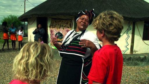 Merla und Leo in Afrika: Zu Besuch bei den Xhosa | Rechte: SWR Mein Bruder und ich - In Südafrika: Zu Besuch bei den Xhosa (Folge 4)