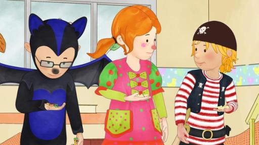 Conni hat sich als Pirat verkleidet, Anna mit buntem Kleid als Clown und Simon als Fledermaus.