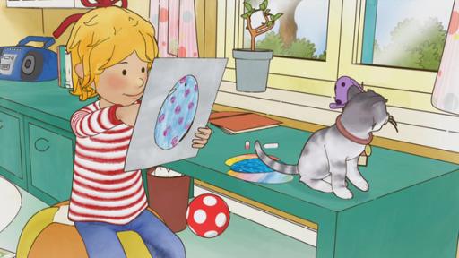 Conni und der Osterhase | Rechte: ZDF Conni bemalt Ostereier. Neben ihr sitzt eine Katze auf dem Tisch und schaut durch das Fenster nach draußen.