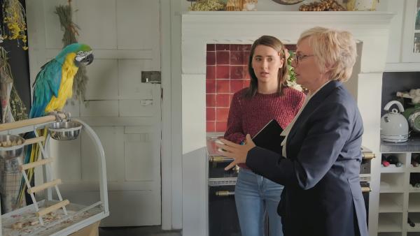 Schuldirektorin Anderson (Nicky Lanley, r.) macht einen Kontrollbesuch bei Mia (Margot Nuccetelli, l.). Sie möchte sehen, wie sich Mia in ihrem Praktikum bei Tierärztin Dr. Carina Amato bewährt.