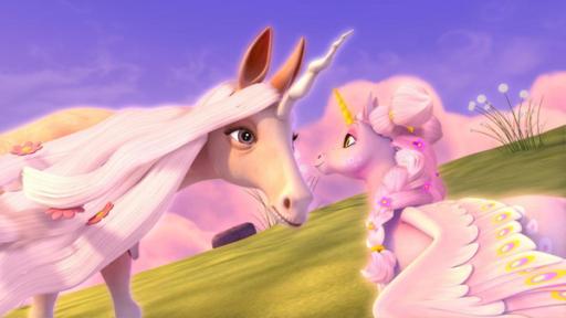 Einhorn-Großmutter Landa (links) steht neben dem kleinen Einhorn Kyara (rechts) auf einer grünen Wiese.