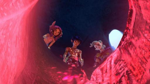 Mia, Mo und Riok stehen am Rand eines Kraters in einer Grotte und schauen angespannt nach unten in die Tiefe.