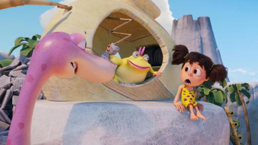 Das Fellknäuel-Genie-Dingsbums | Rechte: © 2024 M.A.R.K.13, TRIKK17, ZDF, Fabrique d'image Der rosafarbene Dinosaurierjunge Minus Drei (l.) und das Urzeitmädchen Lucy (r.) sind zu Gast bei der gelben Radio-Kröte Rocky Rumpel. Lucy sitzt auf einem Stein vor der Moderationskabine. Rocky stellt Lucy gerade eine Frage, auf die Lucy sehr erschrocken reagiert. Minus Drei im Bildvordergrund ist sprachlos.