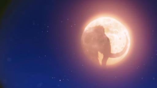 Der Mammut-Mond ist vor dem dunkelblauen Nachthimmel aufgegeangen: Es ist ein Vollmond mit dem Profil eines Mammuts.