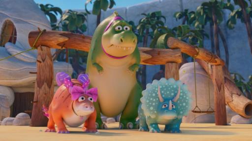 Die Haustier-Dinosaurier Stiggi, Rexie und Topsi stehen auf dem Spielplatz und machen besorgte Gesichter. Rexie ist ein großer, grüner T-Rex mit pinkem Halsband. Stiggi ist ein orangefarbener Stegosaurus mit rosa und pinken Schleifen und Topsi ist ein türkisfarbener Triceratops.