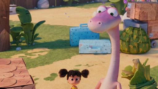 Das Urzeitmädchen Lucy und der rosafarbene Dinosaurier Minus Drei stehen inmitten von Koffern und Schachteln. Sie schauen ratlos drein.