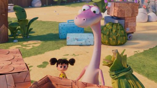 Keule ist weg | Rechte: © 2024 M.A.R.K.13, TRIKK17, ZDF, Fabrique d'image Das Urzeitmädchen Lucy und der rosafarbene Dinosaurier Minus Drei stehen inmitten von Koffern und Schachteln. Sie schauen ratlos drein.