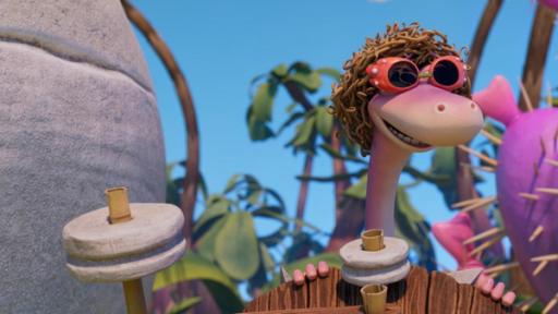 Der rosafarbene Dinosaurier Minus Drei hat ein gekräuseltes Vogelnest auf dem Kopf und trägt eine rote Sonnenbrille. Er schaut hier einem hölzernen Handwagen hervor. Er sieht ein bisschen aus wie eine junggebliebene Omi.