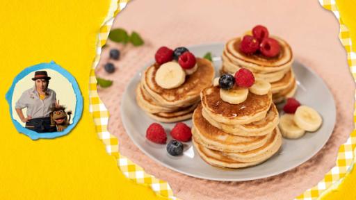 Pfannkuchen auf einem Teller, dekoriert mit Bananen 