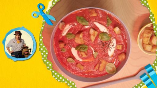 Selbstgemachte Tomatensuppe aus dem Backofen in einer tiefen Schüssel.  Daneben sind Moppi und Maya zu sehen.