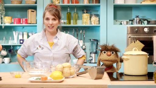 Rechte: rbb/Matthias Bazyli Maya und Moppi kochen zusammen Gnocchi.