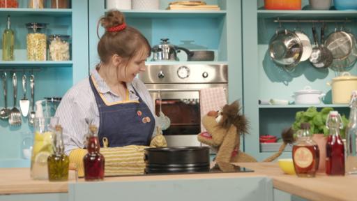 Rechte: rbb/Matthias Bazyli Maya und Moppi backen Kuchenkarotten.
