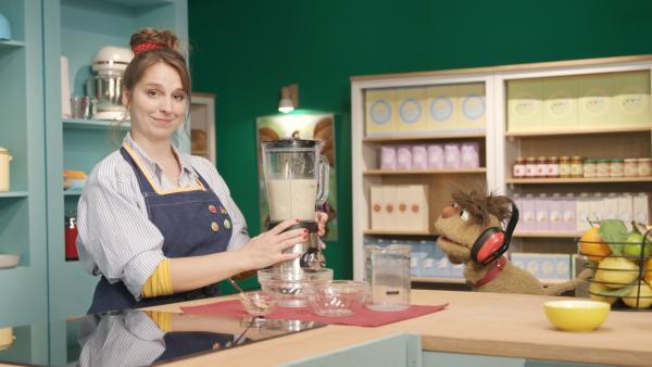 Maya mixt und Moppi schützt seine Ohren.