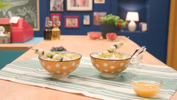 Maya und Moppi kochen gemeinsam einen süßen Nachtisch: Moppi-Milchreis!