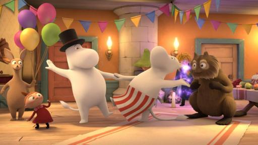 Der neue Snork | Rechte: ©Moomin Characters™ ©Gutsy Animations 2022 Im Muminhaus sind alle versammelt. Sniff (v.l.n.r.) mit Luftballons, die Kleine Mü, Muminpapa und Muminmama tanzen, Bisam schaut erstaunt zu. Im Hintergrund steht der Fischer (rechts) und leuchtet. Er hat sich gerade an einem Hatifnatten mit Strom "angesteckt". Das Haus ist geschmückt.