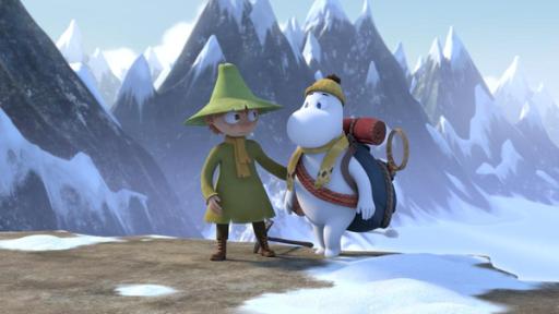 Die einsamen Berge | Rechte: ©Moomin Characters™ ©Gutsy Animations 2022 Überall sind schneebedeckte Gipfel. Mumintroll (rechts) steht mit voller Bergsteigerausrüstung an einer Felskante, wo ihn Snufkin (links) empfängt. Die beiden schauen sich ernst an.