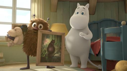 Eine stinkige Gaunerei | Rechte: ©Moomin Characters™ ©Gutsy Animations 2022 Mumintroll (Mitte rechts) steht vor seinem Bett. Davor steht Gauner Stinki (links) mit einem Bild in der Hand und einem Stofftier in der anderen.