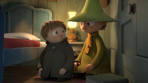 Snufkin (mittig rechts) und der kleine Troll Toffel (mittig links) sitzen auf dem Zimmerboden neben einem Bett und schauen sich ratlos an.