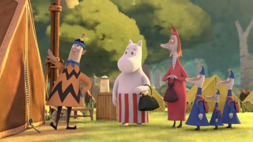 Frisch und munter | Rechte: ©Moomin Characters™ ©Gutsy Animations 2022 Auf einem Zeltplatz im Wald stehen neben einem Zelt Herr Frisch (links) mit Mütze und Pullover sowie Pfadfinderschal. Muminmama (2.v.l.) und Frau Fillifjonk (3.v.l.) sowie die drei Nichten von Frau Fillifjonk (rechts) lauschen gebannt was der Campingmeister Frisch erklärt.