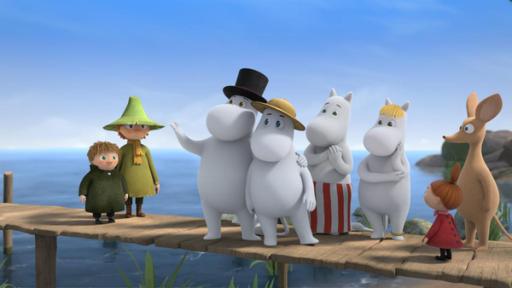 Mumintrolls großes Abenteuer | Rechte: ©Moomin Characters™ ©Gutsy Animations 2022 Auf einem hölzernen Steg, der ins Meer hinausragt, sieht man Snufkin mit Toffel, sie schauen mit großen Augen zu Mumintroll. Muminpapa legt den Arm um Mumintroll, der einen Tropenhelm trägt. Muminmama und Sknorkfräulein stehen im Hintergrund mit verschränkten Armen und schauen verwundert. Die Kleine Mü und Sniff sind auch dabei. Muminpapa scheint etwas zu erzählen.