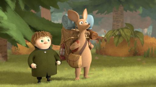 Toffels Gruselgeschichten | Rechte: ©Moomin Characters™ ©Gutsy Animations 2022 Toffel (Mitte) steht mit einer Petroleumlampe in der Hand im nebligen dunklen Wald. Weit hinter ihm im Dunklen leuchten zwei Augen auf. Er schaut sehr ängstlich aus.