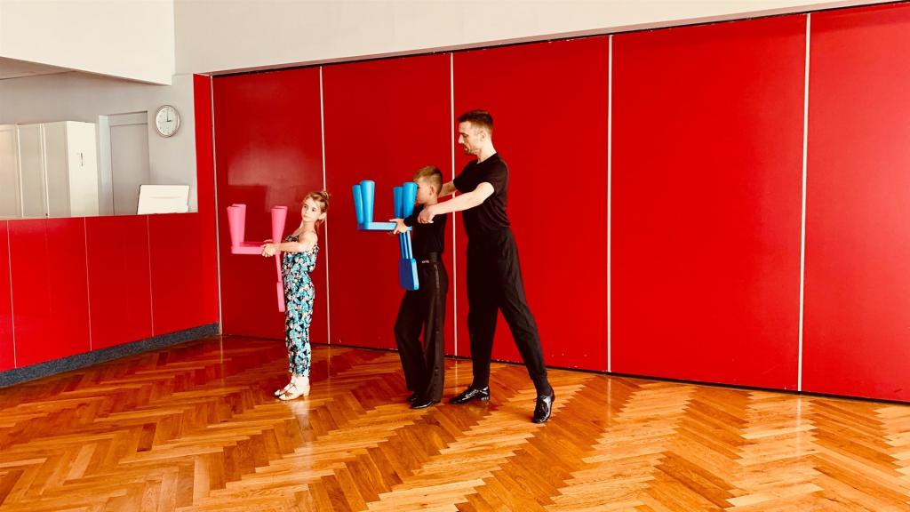 Anton und Lea (10) tanzen seit 2019 zusammen. Sie verstehen sich super, auch wenn sie sich öfters auf die Füße treten.