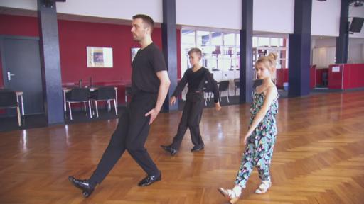 Walzerschritt lernen mit Anton, Lea und Trainer Stefan  | Rechte: KiKA