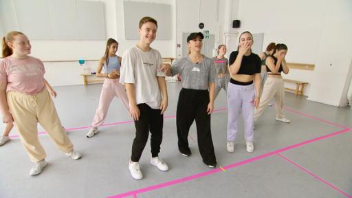 Folge 18: Freestyle - eine Herausforderung für die MY MOVE DANCECREW | Rechte: Starship Film GmbH/rbb Die MY MOVE DANCECREW steht gemeinsam mit Sarah Hammerschmidt in einem Tanzstudio in Berlin (Quelle: © Starship Film GmbH/rbb)