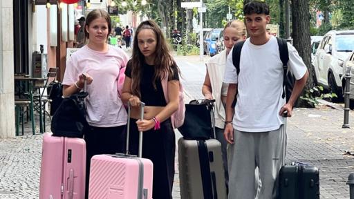 MY MOVE – Tanz deines Lebens S04 - Folge 18 | Rechte: STARSHIP FILM GmbH Kira, Liz, Emily und Chris sind die ersten von der MY MOVE DANCECREW, die zum Auftritt in Berlin ankommen (Quelle: STARSHIP FILM GmbH)