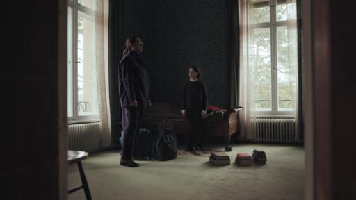Folge 1 · Mysterium (S01/E01) | Rechte: BR/TV60Filmproduktion GmbH/Ralf K. Dobrick Charlotte (Charlotte Schwab) bringt Luca (Timon Joris Holzmann) sein Gepäck.