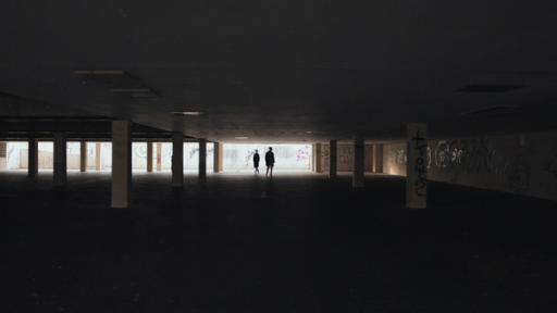 Folge 5 · Mysterium (S01/E05) | Rechte: BR/TV60Filmproduktion GmbH/Ralf K. Dobrick Leonie (Lea Drinda) und David (Johan Korte) in der Tiefgarage.