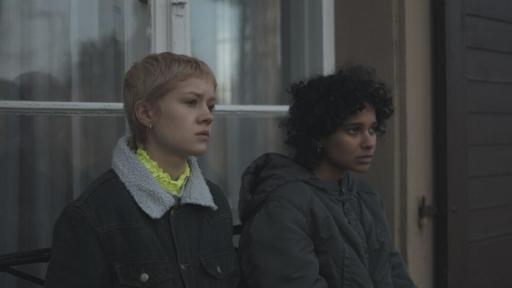 Folge 7 · Mysterium (S02/E07) | Rechte: BR/TV60 Filmproduktion GmbH/Ralf K. Dobrick Die beiden Freundinnen Leonie (Lea Drinda) und Elif (Safinaz Sattar) verzweifeln immer mehr.
