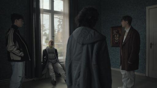 Folge 7 · Mysterium (S01/E07) | Rechte: BR/TV60Filmproduktion GmbH/Ralf K. Dobrick Von links: Yussuf (Shadi Eck), Leonie (Lea Drinda), Elif (Safinaz Sattar) und David (Johan Korte) unterhalten sich im leeren Zimmer.