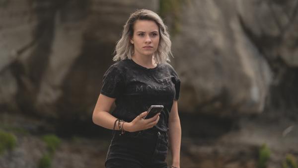 Issie (Macey Chipping) sucht mit Hilfe ihres Handys nach dem vereinbarten Treffpunkt am Strand, wo sie auf die anderen der Gruppe treffen will, um mit ihnen nach dem mysteriösen weißen Pferd aus ihren Visionen zu suchen. Sie ahnt jedoch nicht, dass sie bloß von Natasha reingelegt wurde.