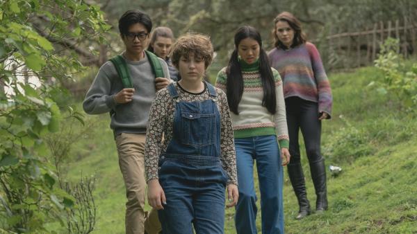 Issie (Macey Chipping, r.) und ihre Reiterclique - von links: Caleb (Joshua Tan), Natascha (Antonia Robinson), Stella (Harriet Walton), Caroline (Jacqueline Joe) - finden in der Wildnis Müll, den die Touristen einfach dort liegen gelassen haben. Seitdem bekannt ist, dass eine Wildpferdherde dort lebt, kommen viele Touristen. Und gefährden dadurch den Lebensraum der Pferde.