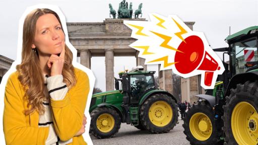 Rechte: WDR/tvision/IMAGO/Olaf Schuelke Im Hintergrund sind Traktoren vor dem Brandenburger Tor in Berlin zu sehen. Davor sieht man Reporterin Jana, die nachdenklich schaut. Neben ihr ist die Grafik von einem Megaphon eingeblendet.
