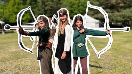 Reporterin Jana steht zwischen den LARP-Spielerinnen Hannah (links) und Linnea (rechts). Alle drei sind verkleidet.
