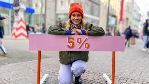 All about Bundestagswahl | Rechte: WDR | tvision Reporterin Jana auf der Straße, sie lehnt sich an die vor ihr aufgestellte „5%-Hürde“.