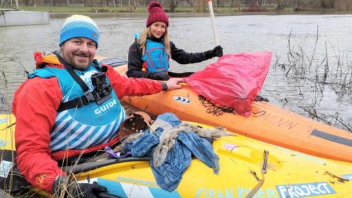 Alles im Fluss - Wie gesund sind Rhein und Co.? | Rechte: WDR | tvision Jana und Stephan sitzen in einem Kanu auf der Mosel. Auf ihren Kanus liegt Müll, den sie gesammelt haben.