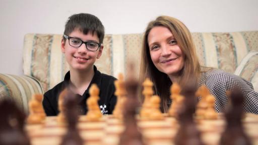 Bauer, Dame, König - Hussain ist Deutschlands jüngstes Schach-Genie | Rechte: WDR Jana und Hussain schauen in die Kamera, davor unscharf ein Schachbrett