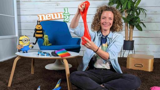 Gesa hält roten Schleim in die Kamera, im Hintergrund weitere Spielsachen.