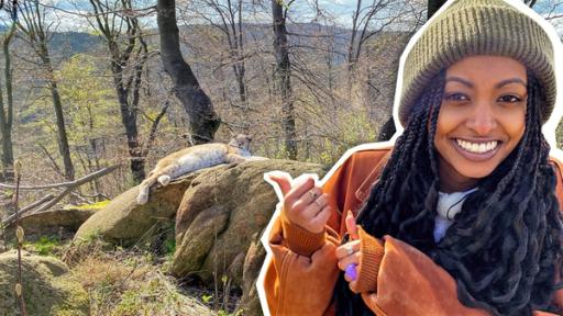 Die Rückkehr des Luchses | Rechte: WDR | tvision Reporterin Luam ist im Vordergrund und zeigt auf einen Luchs hinter ihr.