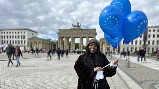 Europawahl - Warum die EU dich braucht | Rechte: WDR/tvision Reporterin Luam steht vor dem Brandenburger Tor und hält EU-Ballons in die Luft.
