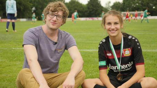 Frauenfußball - Pauline stürmt aufs Tor | Rechte: wdr Robert und Pauline sitzen auf dem Fußballfeld