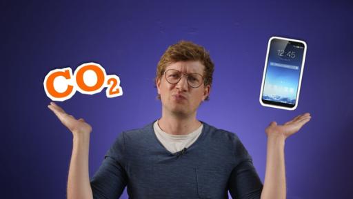 Robert zwischen Smartphone und CO2-Bilanz