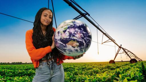 Knappes Wasser - Warum die Landwirtschaft Lösungen braucht | Rechte: WDR/tvision Luam steht vor einem Feld, das bewässert wird, und hält eine Erdkugel in der Hand.