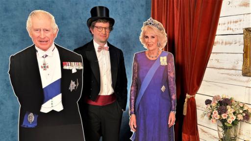 König Charles III. - Robert versucht sich als Adelsexperte | Rechte: WDR Johannes zwischen König Charles und Camilla