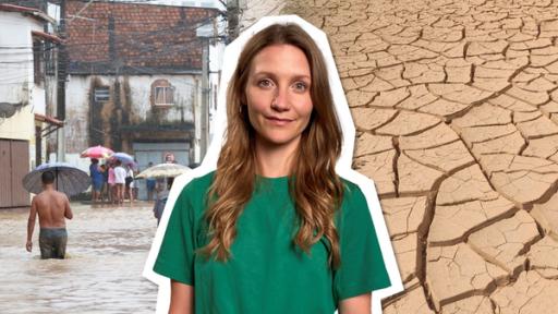 Jana steht vor einem Bild, man sieht Menschen im Hochwasser und trockenen Boden