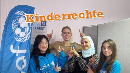 neuneinhalb kompakt - Kinderrechte | Rechte: WDR | tvision Vier Jugendliche zeigen mit den Fingern nach oben, wo das Wort "Kinderrechte" steht.